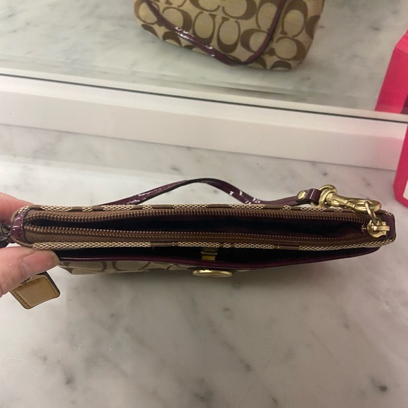COACH PARK SIGNATURE MEDIUM WRISTLET WITH POCKET- BROWN WITH BURGUNDY TRIM - Picture 10 of 13